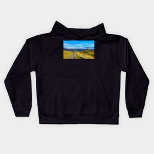 Hikers on the Great ridge, Mam Tor, Derbyshire, UK Kids Hoodie